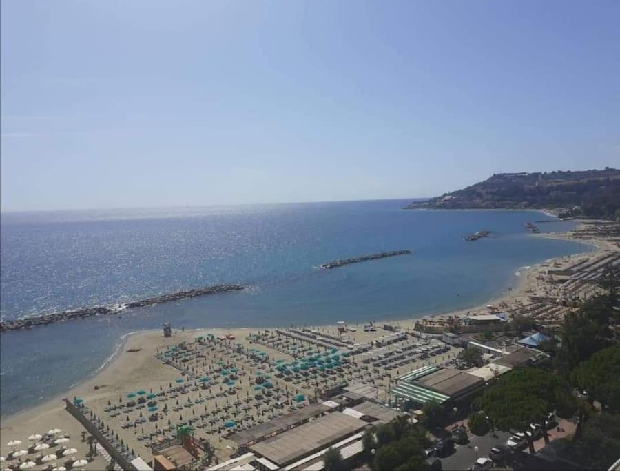 Casa Noemi, A Pochi Passi Dalle Spiagge E Dal Centro Di Arma Di Taggia. Ngoại thất bức ảnh